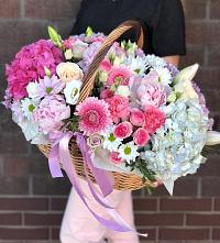Композиция солнечный день в Колодезном Цветочная композиция из Розы, Хризантемы, Пионы и Лизиантусы в корзине в Колодезном