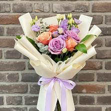 Букет цветов из:  Лизиантусы и Розы в Колодезном