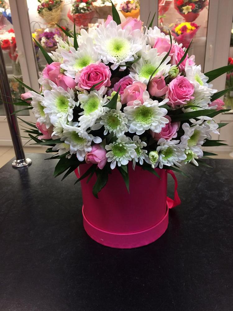 Цветочная композиция из Розы и Хризантемы в шляпной коробке в Колодезном