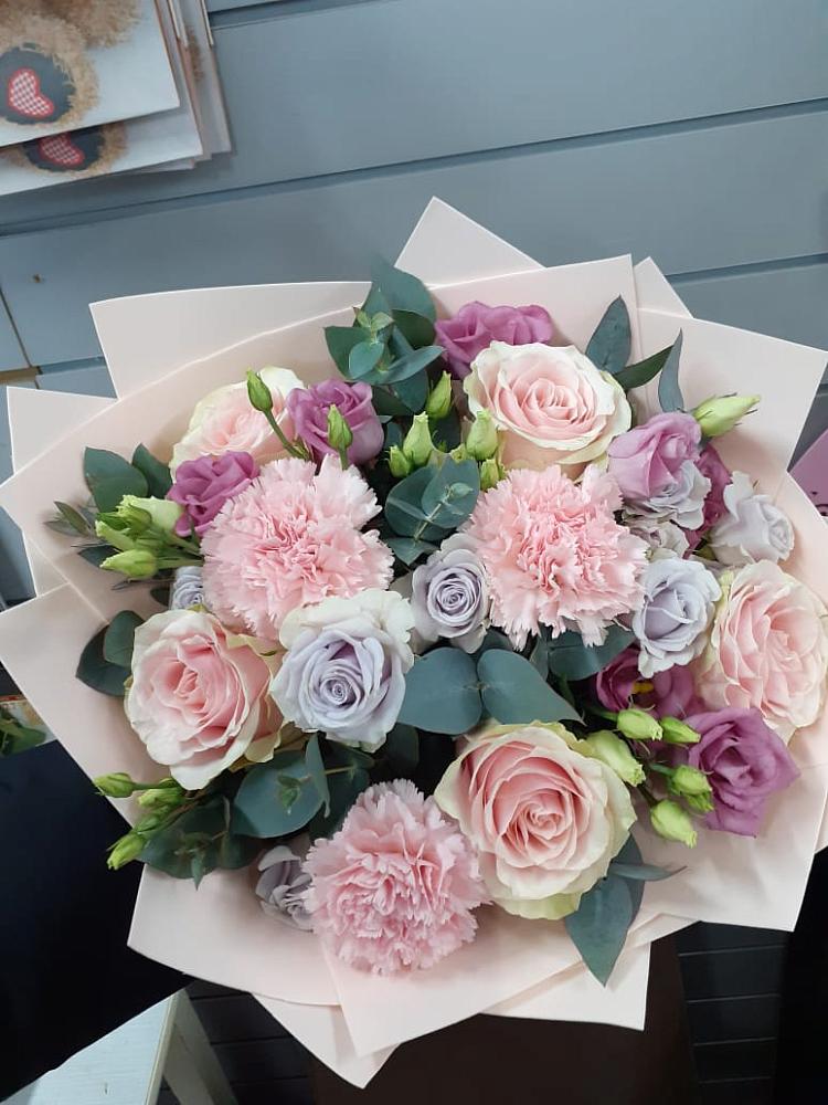 Букет цветов из: Розы, Гвоздики и Лизиантусы в Колодезном